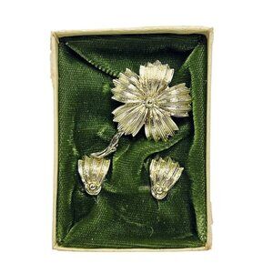 Vintage Gold Tone Flower Brooch With Flower Petal Clip On Earrings (5722)